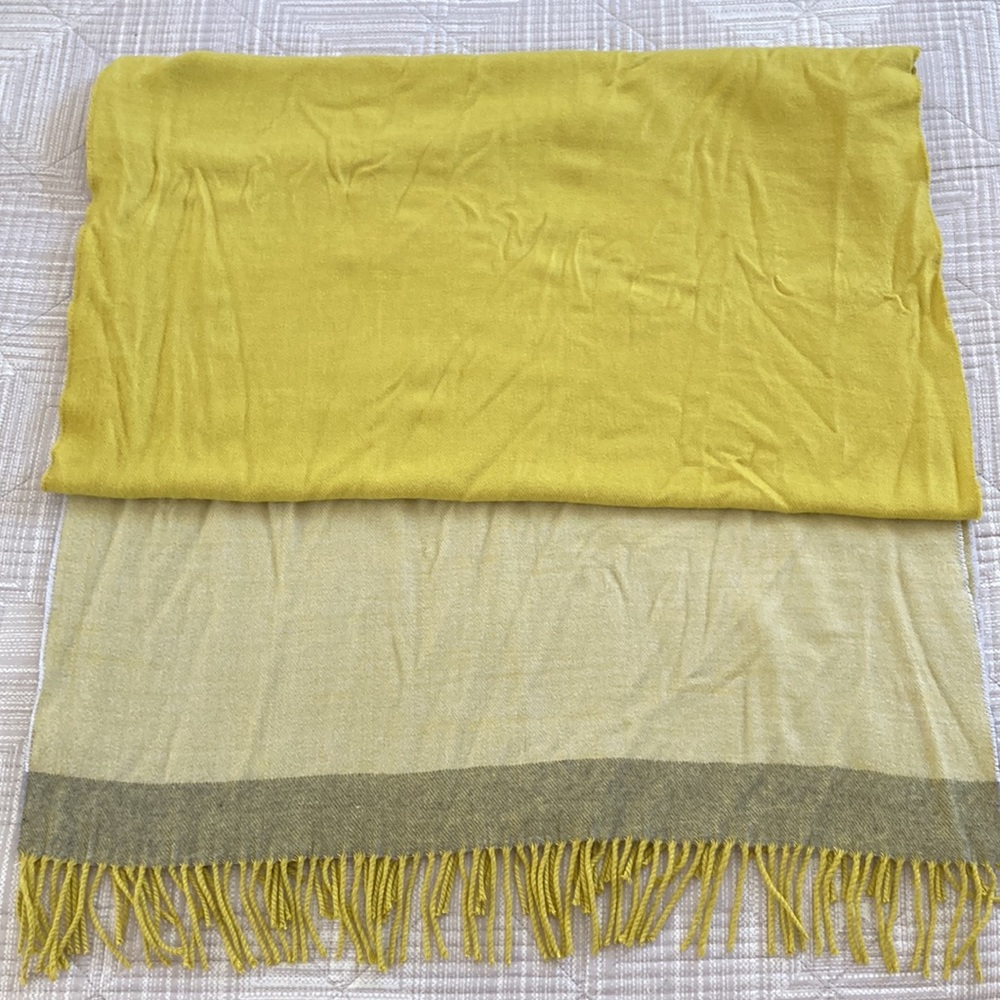 GAP scarf - Picture 3 of 3
